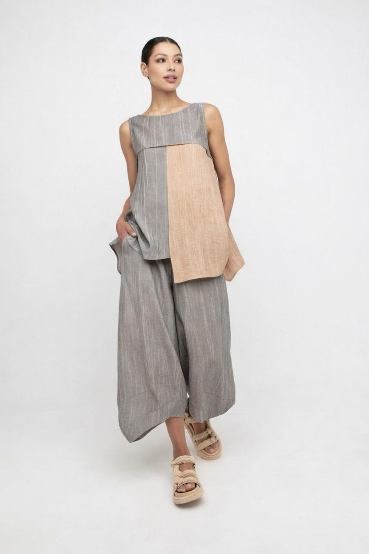 Barrel crop παντελόνι σε δύο αποχρώσεις, γκρι και κάραμελ.