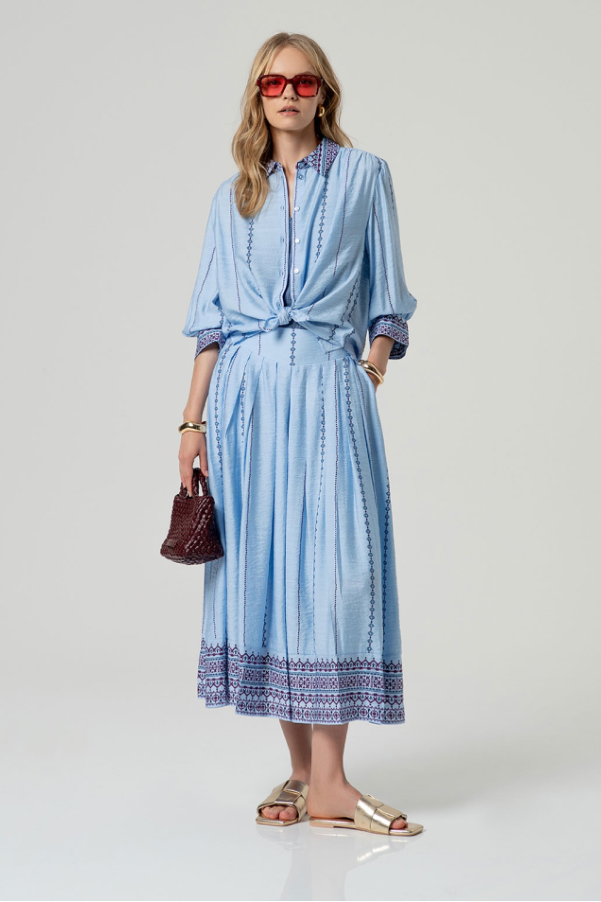 Πουκάμισο σε απαλό γαλάζιο.