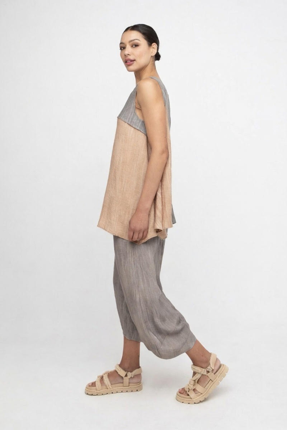 Barrel crop παντελόνι σε δύο αποχρώσεις, γκρι και κάραμελ.