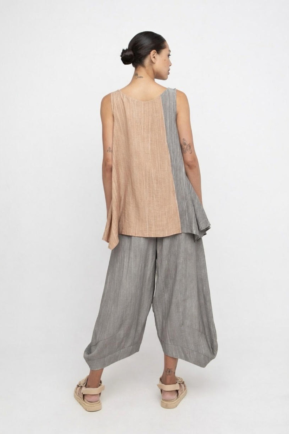 Barrel crop παντελόνι σε δύο αποχρώσεις, γκρι και κάραμελ.