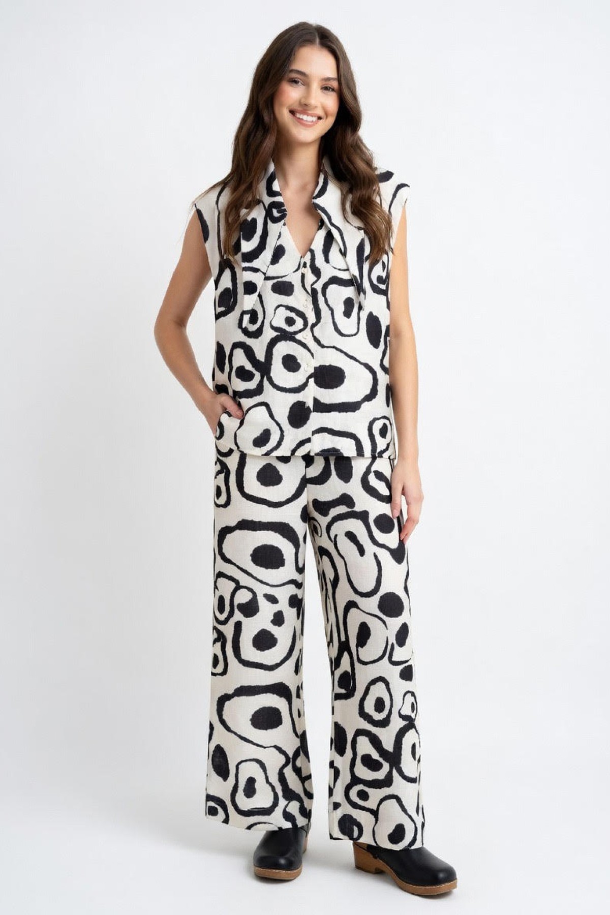 Κοντομάνικο πουκάμισο με εντυπωσιακό γιακά. Συνδύασε το με την παντελόνα του στο ίδιο μοτίβο.