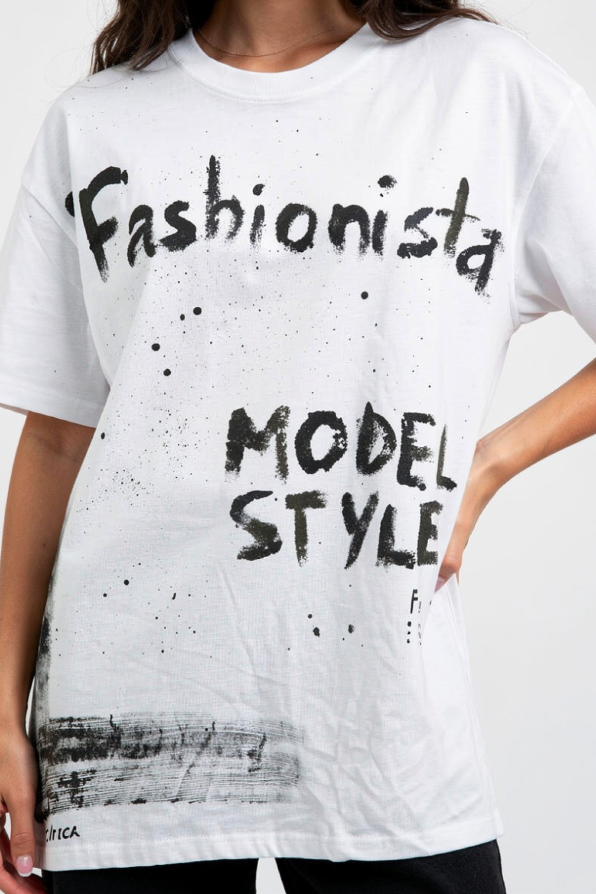 Λευκό T-shirt με Graffiti Slogan by SOMMA DESIGN