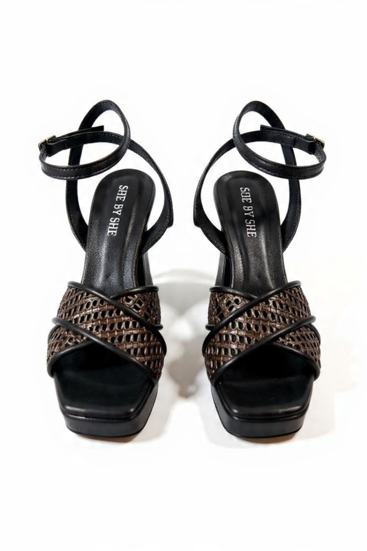 Πέδιλα με χοντρό τακούνι ,συνδυασμός δέρματος και raffia υψηλής ποιότητας.