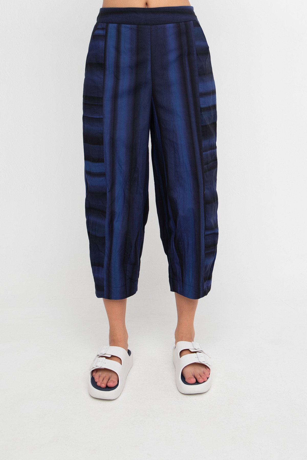 Παντελονι cropped με ιδιαίτερο μοτίβο σε μπλε αποχρώσεις