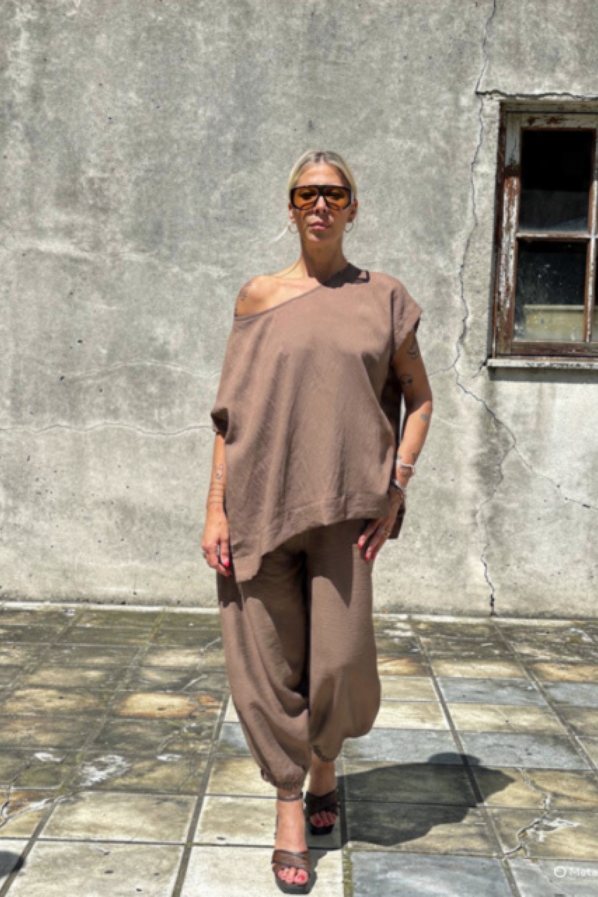 Oversized  μπλουζα, 95% cotton 5% elastane. Για ολοκληρωμένο look συνδύασε το με το παντελόνι από την ίδια συλλογή.