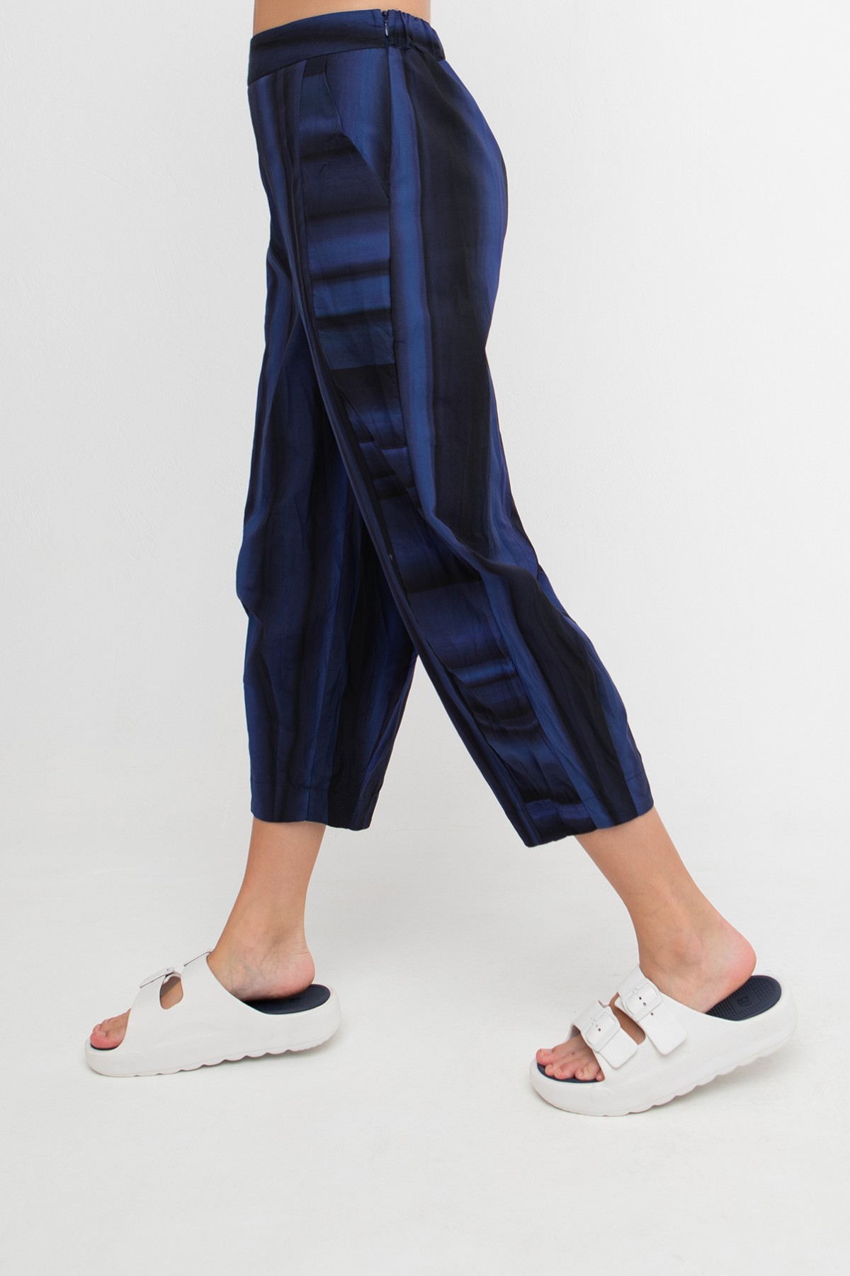 Παντελονι cropped με ιδιαίτερο μοτίβο σε μπλε αποχρώσεις