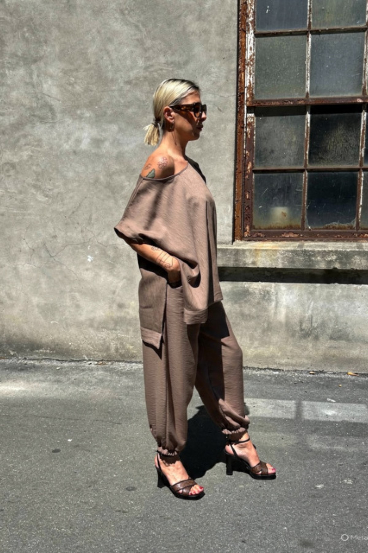 Pants 95% cotton 5% elastane.  For a complete look, pair them with the top from the same collection.