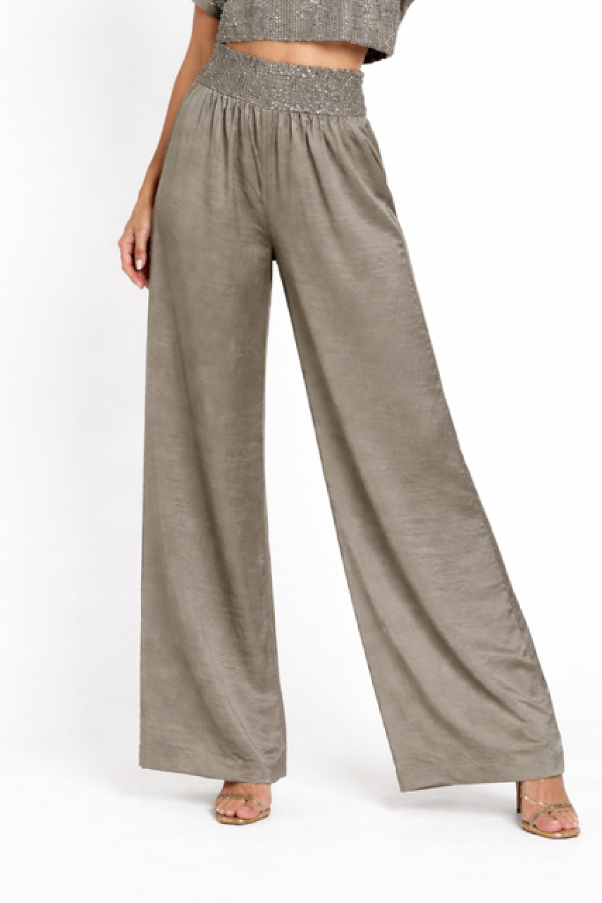 Παντελόνα σατινέ  διακοσμημένη με παγιέτες στη μέση , συνδύασε την και με το τοπ από την ίδια συλλογή