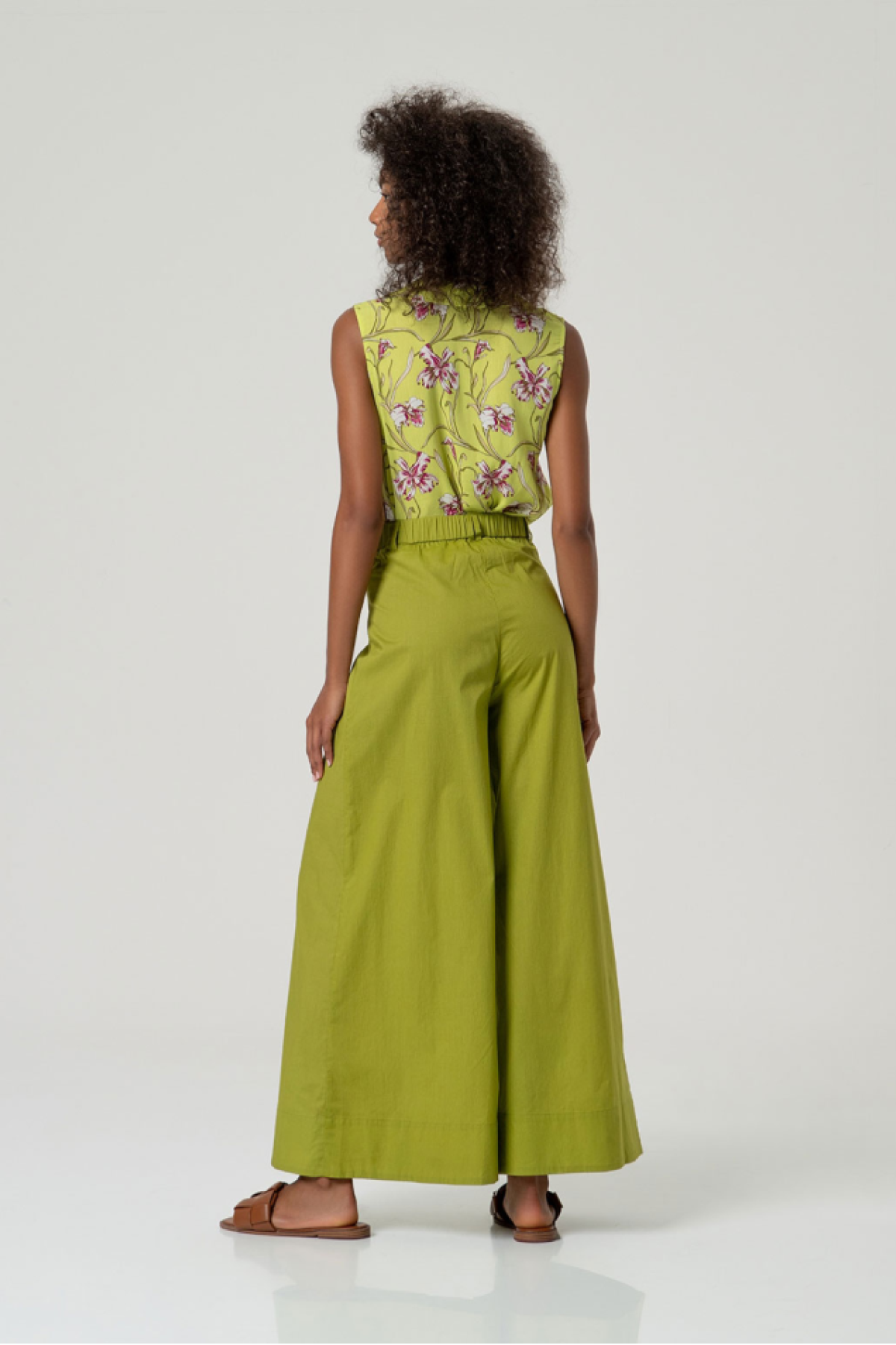 Βαμβακερή παντελόνα, συνδύασε την και με το τοπ από την ίδια συλλογή