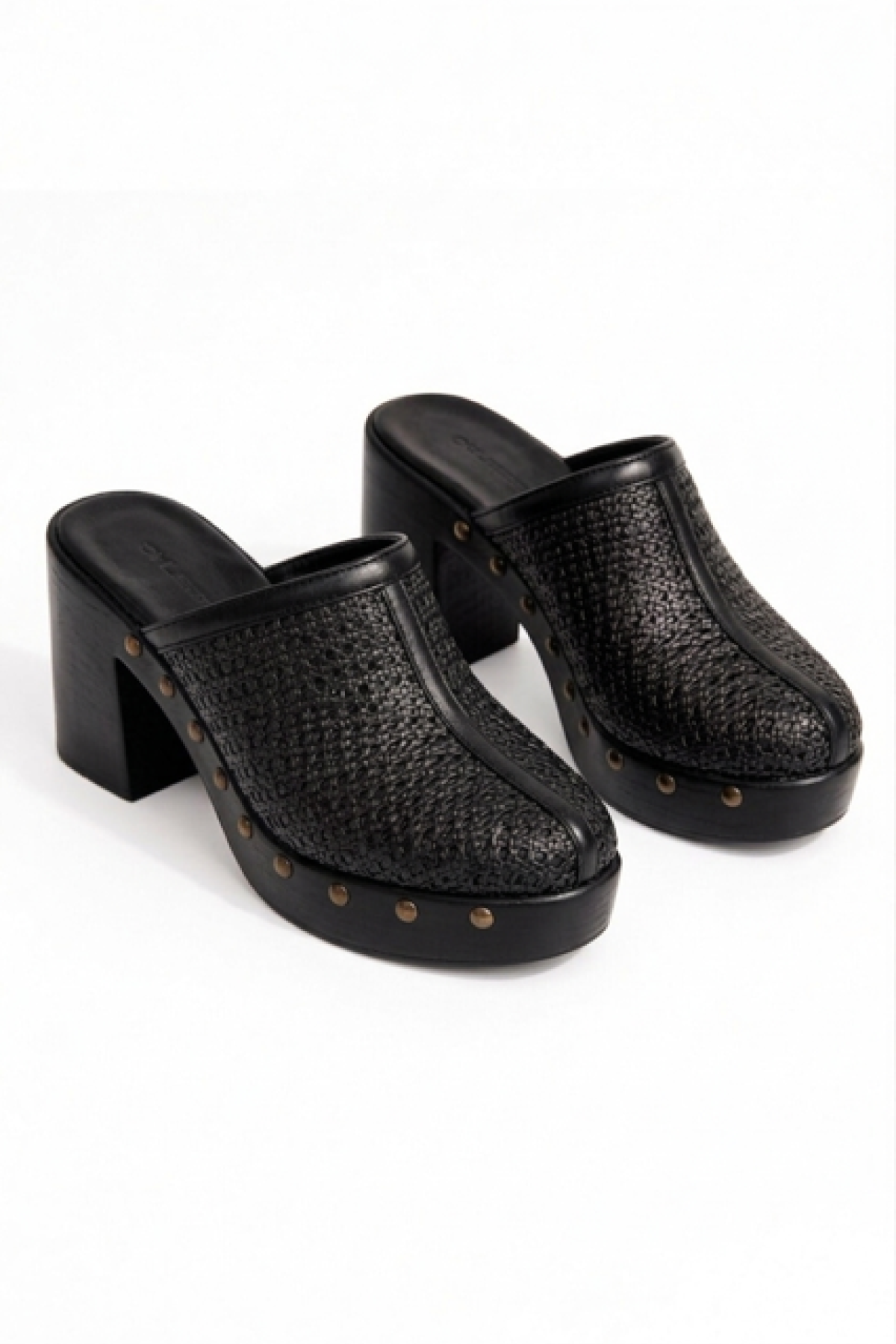 Clogs, με συνδυασμό δέρματος και raffia υψηλής ποιότητας.