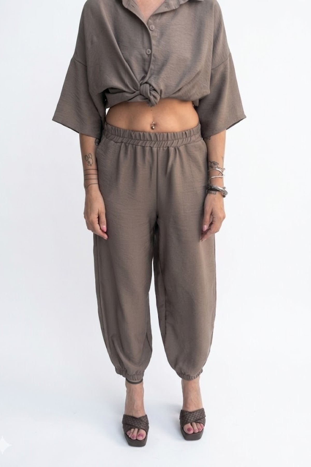 Pants 95% cotton 5% elastane.  For a complete look, pair them with the top from the same collection.