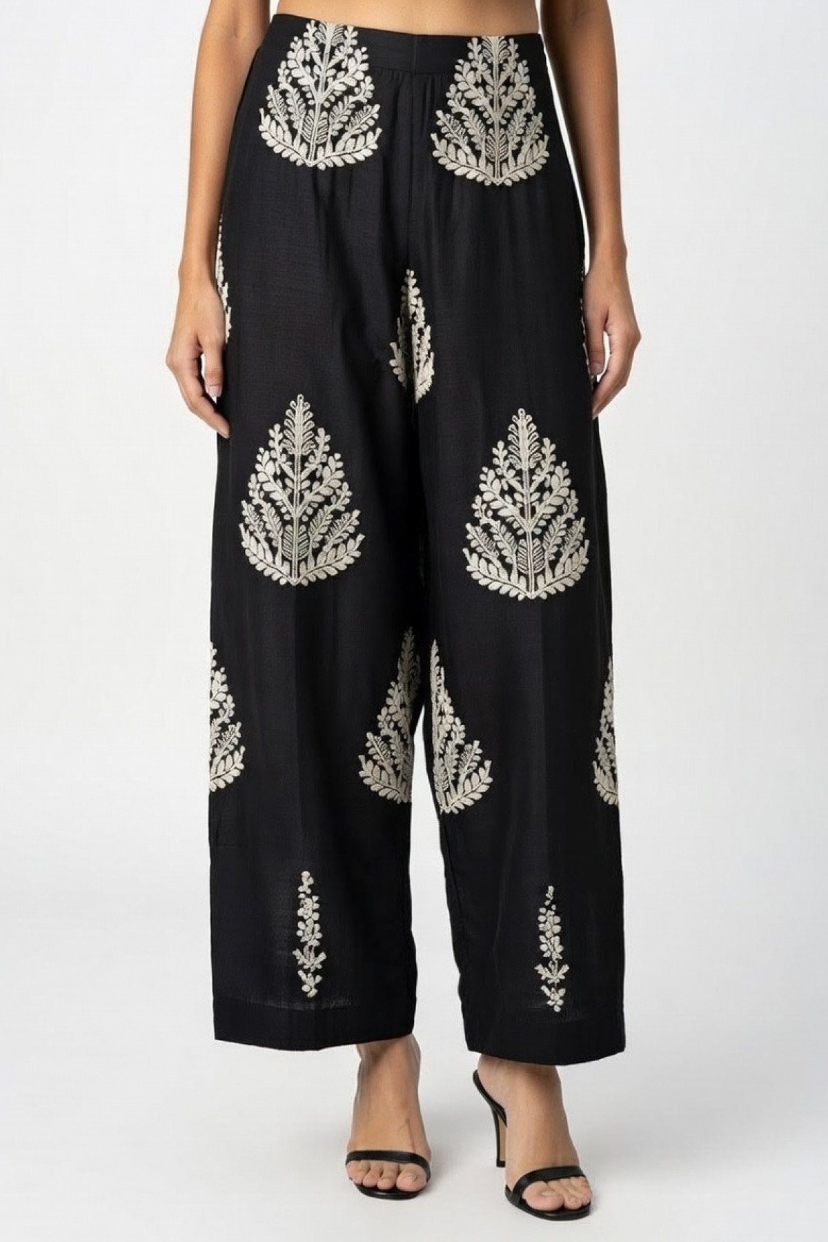 Μαύρο παντελόνι με λευκά μοτίβο. . Συνδύασε το με το τοπ  από την ίδια συλλογή