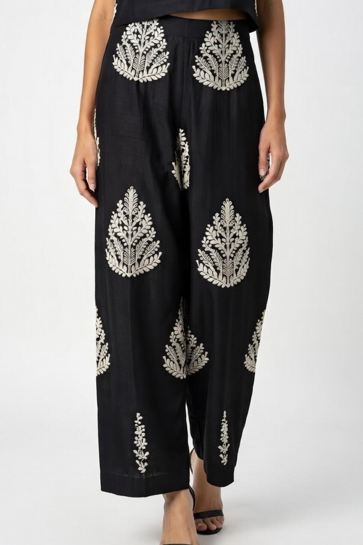 Μαύρο παντελόνι με λευκά μοτίβο. . Συνδύασε το με το τοπ  από την ίδια συλλογή