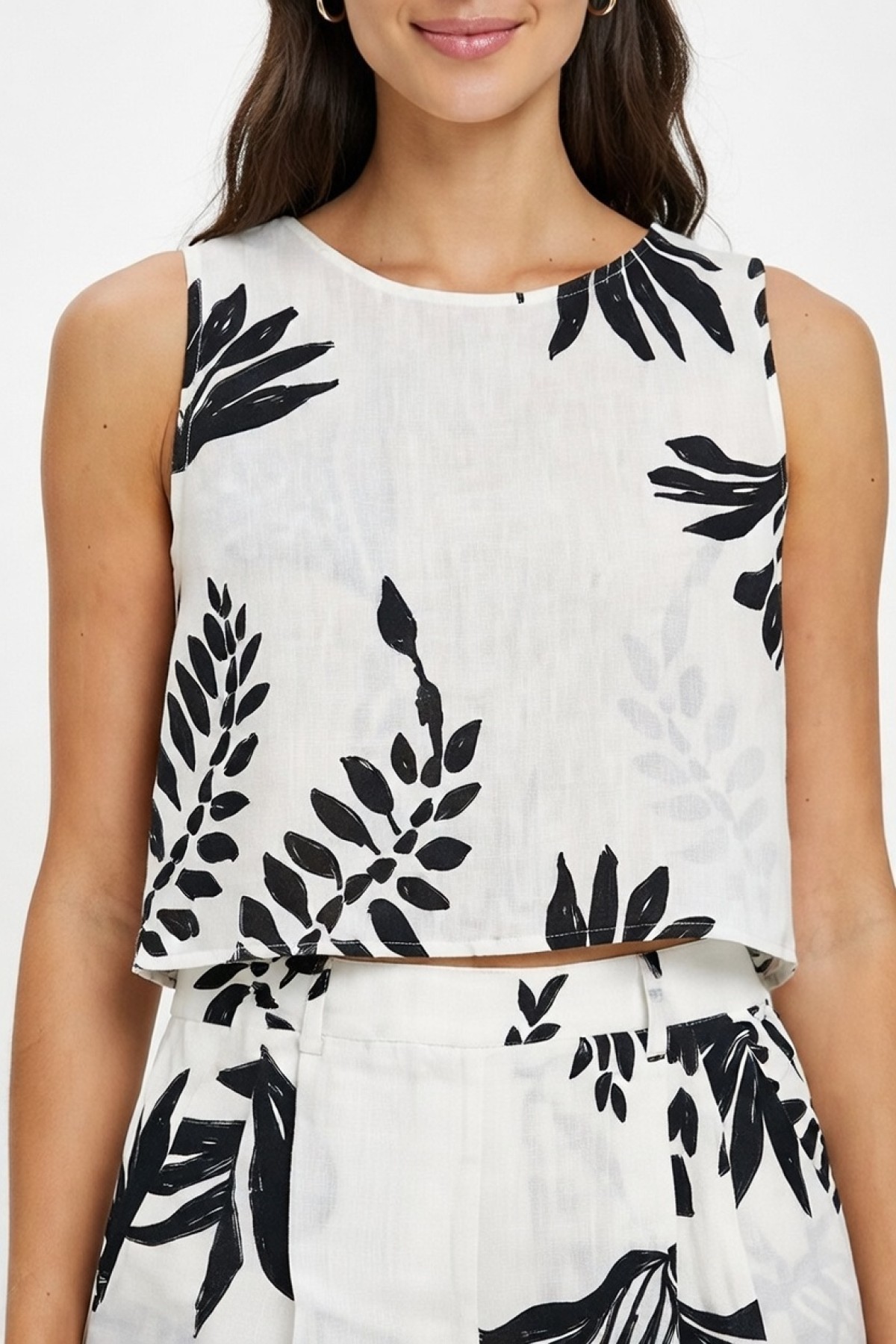 Sleeveless top, wear it with the matching pants