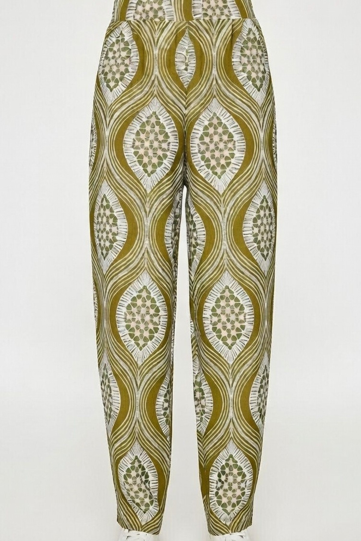 Χαλαρό παντελόνι με λευκό κέντημα.