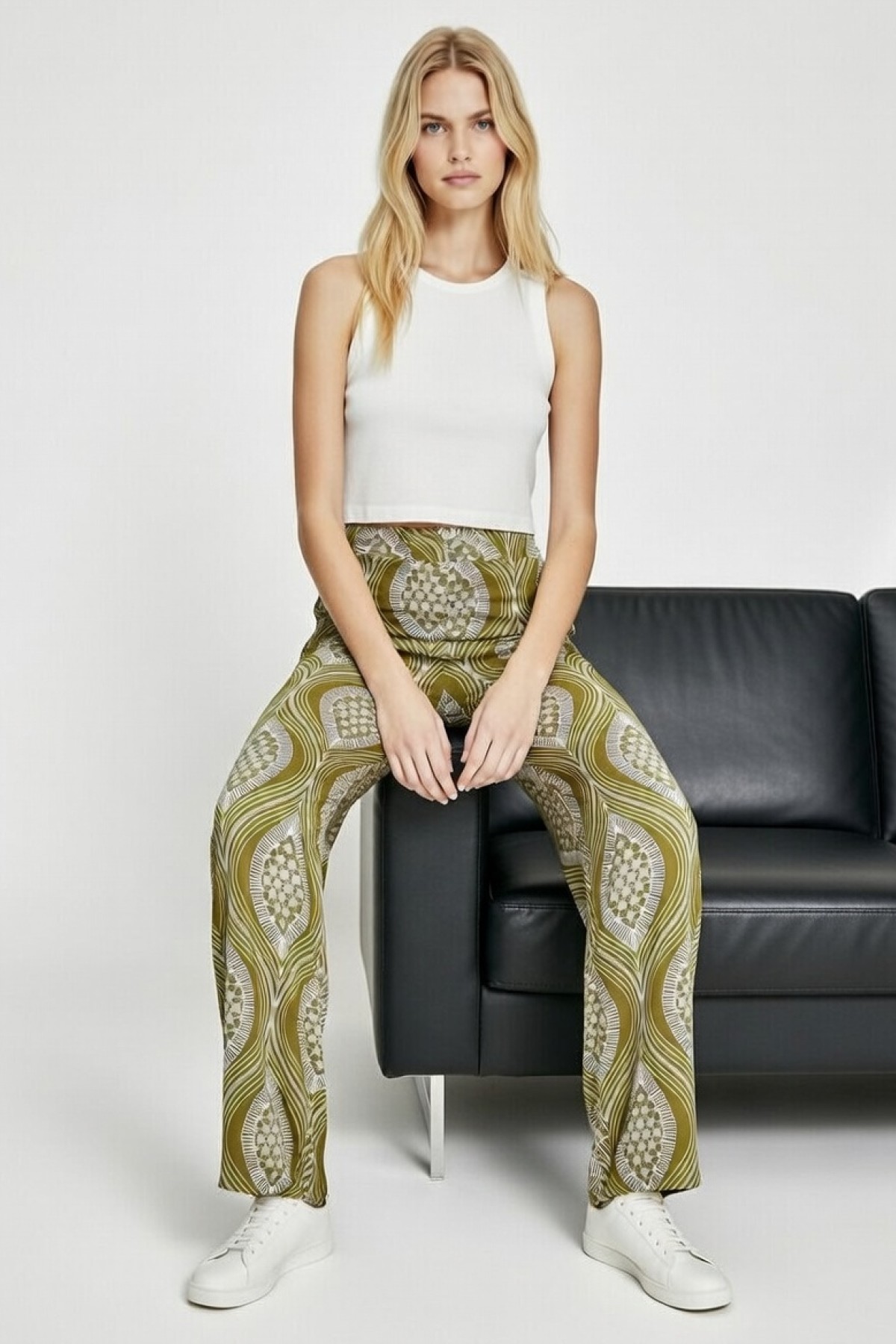 Χαλαρό παντελόνι με λευκό κέντημα.