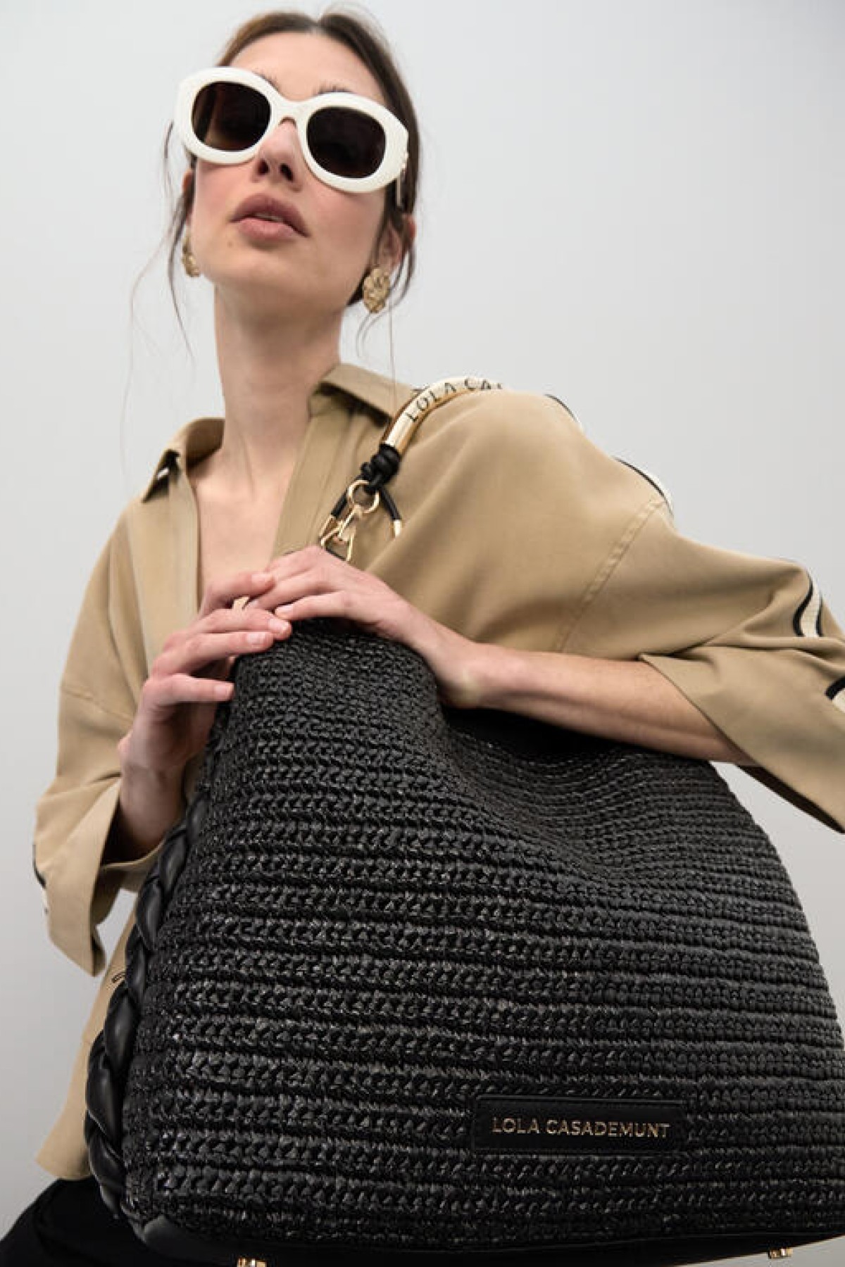 Raffia handbag with metallic handle.