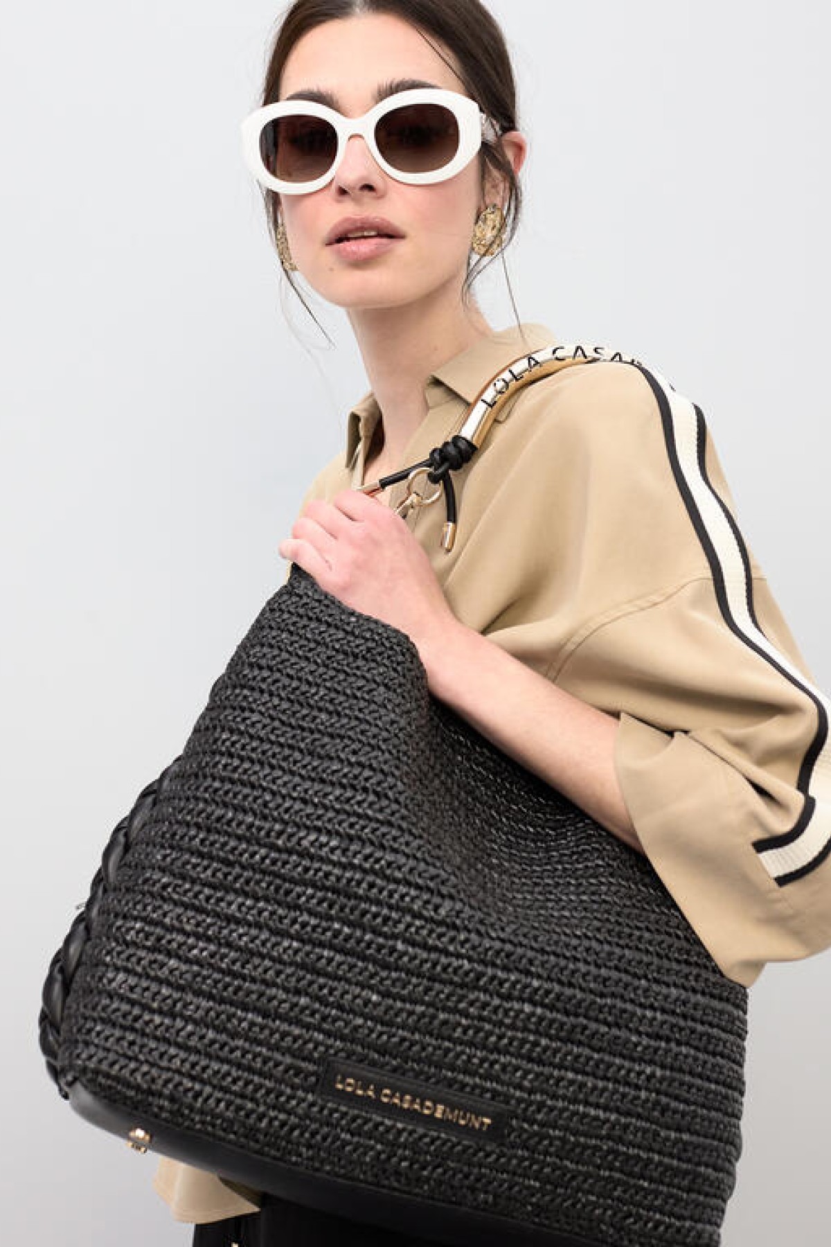 Raffia handbag with metallic handle.