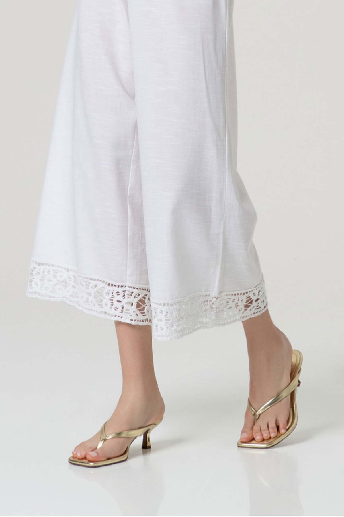 Crop παντελόνα λευκή, συνδύασε την και με το τοπ από την ίδια συλλογή