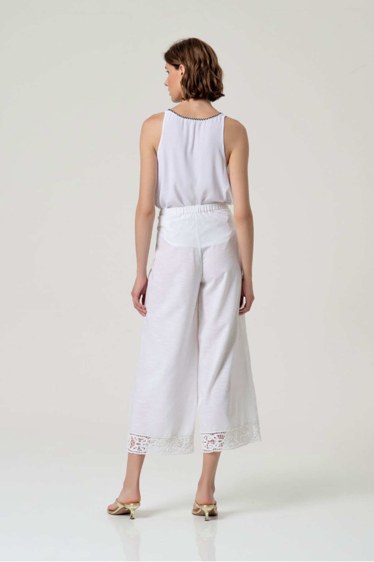 Crop παντελόνα λευκή, συνδύασε την και με το τοπ από την ίδια συλλογή