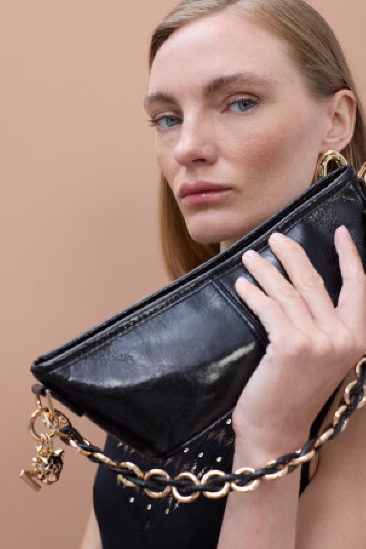 Μetallic Shoulder Bag in black.