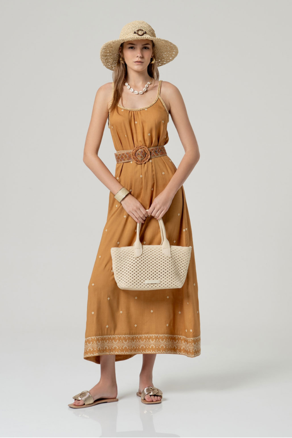 Μακρύ φόρεμα με λεπτές τιράντες.