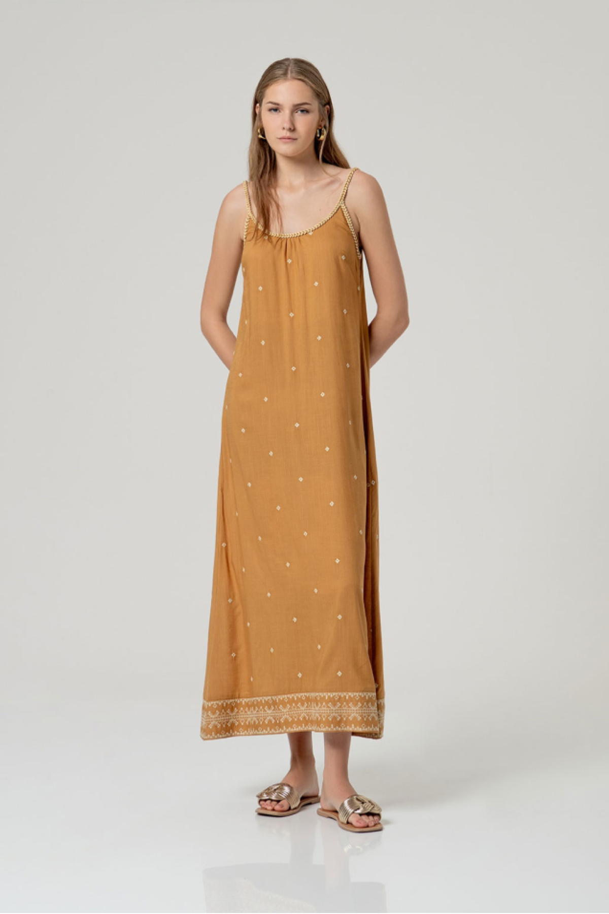 Μακρύ φόρεμα με λεπτές τιράντες.