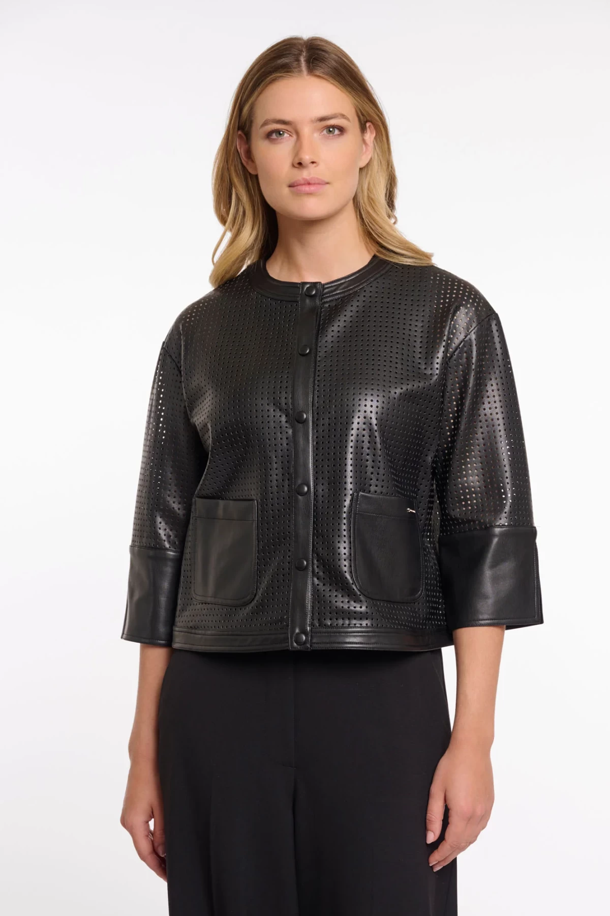 Εco-leather jacket σε τρείς αποχρώσεις, εκρού, μπεζ και μαύρο.