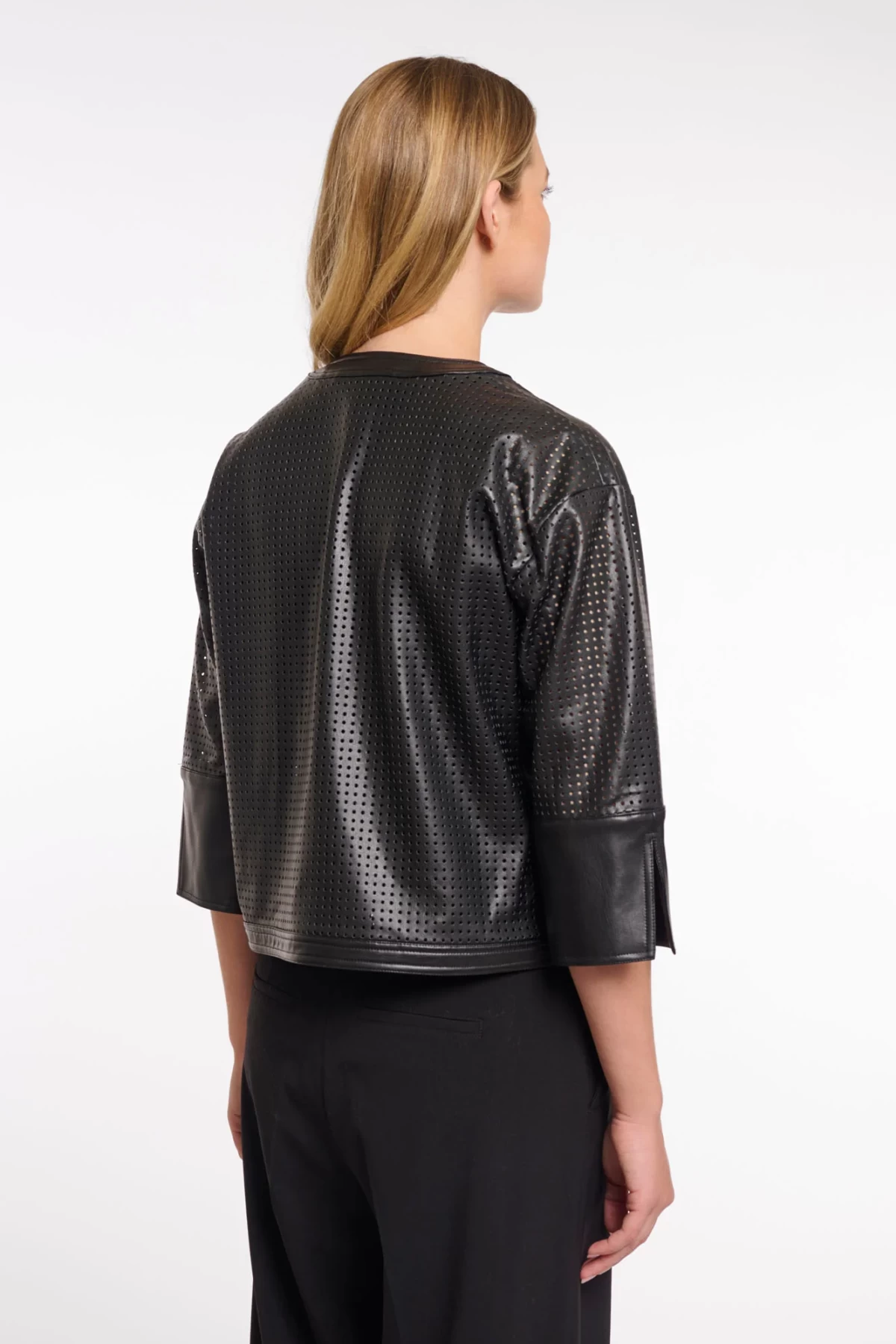 Εco-leather jacket σε τρείς αποχρώσεις, εκρού, μπεζ και μαύρο.