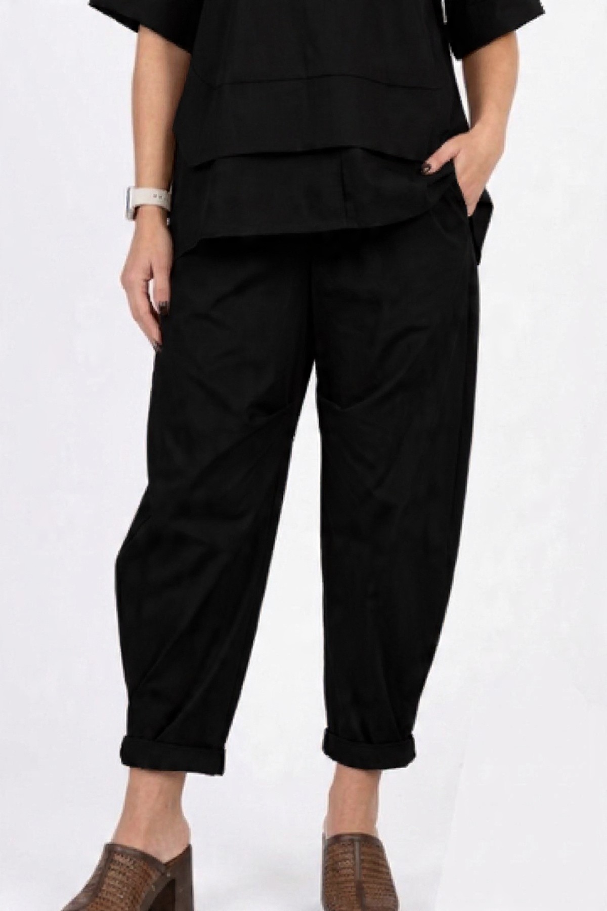 Poplin barrel-leg pants with an elastic waistband at the back for a perfect fit.