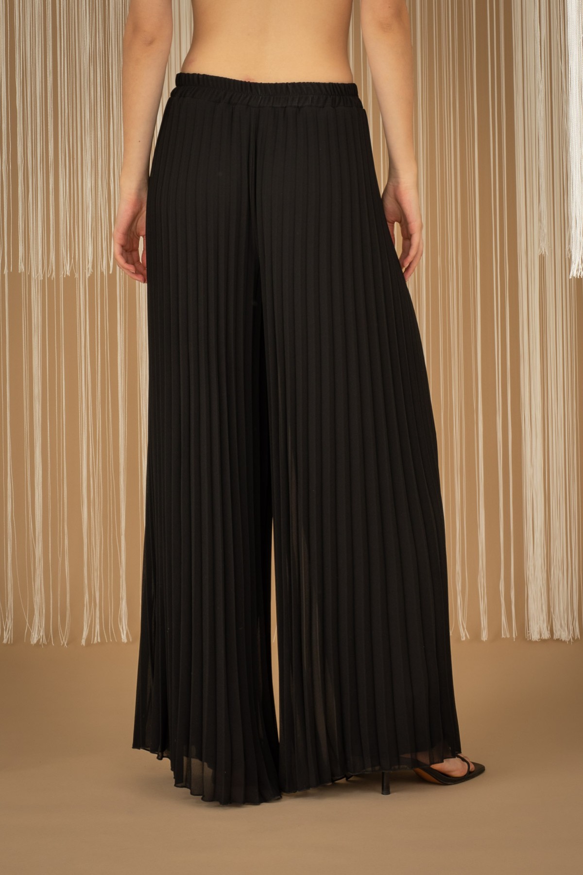 Ηigh-waisted pleated wide-leg pants