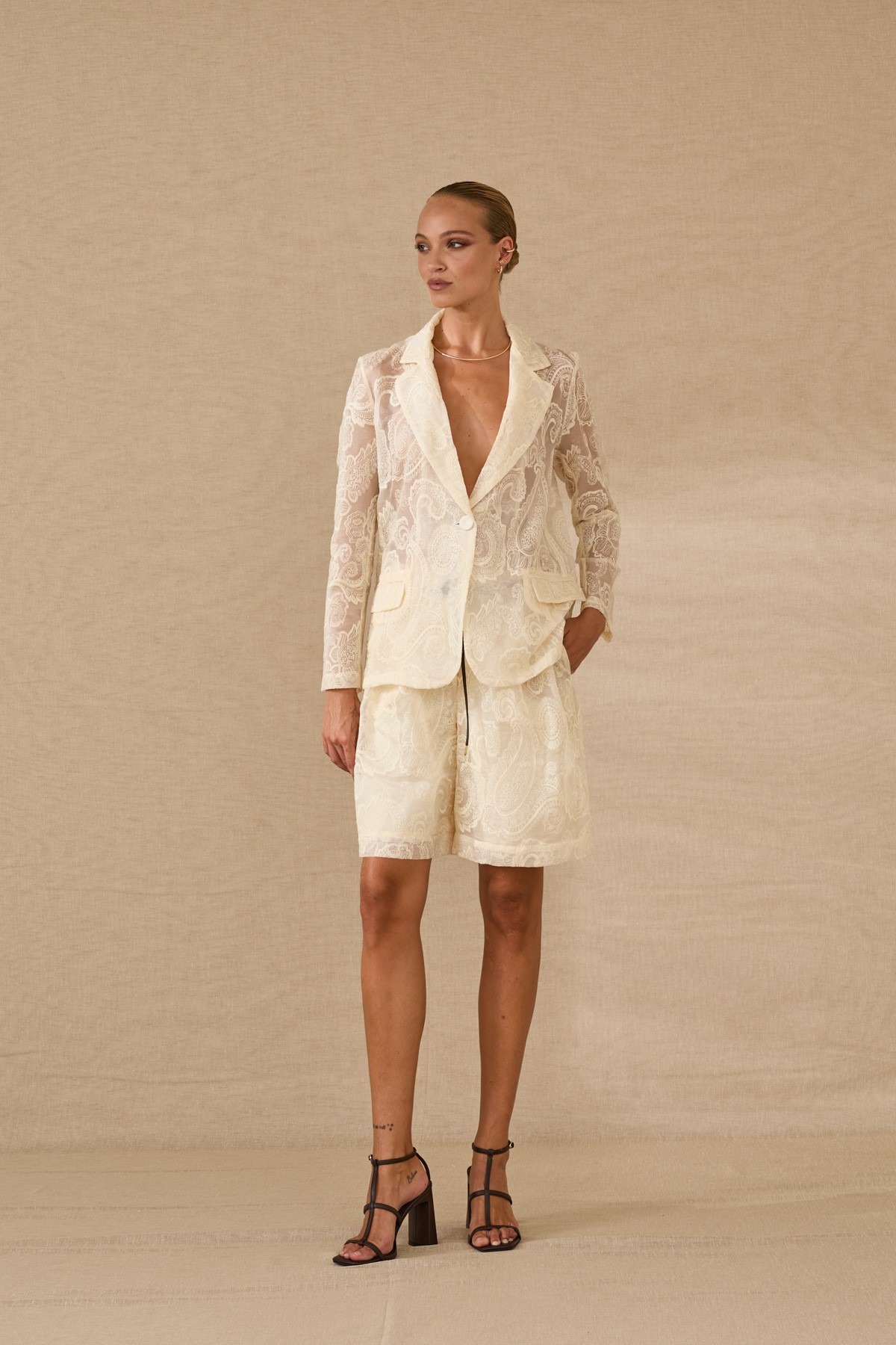 Βερμούδα - σορτς με ανάγλυφα κεντητά μοτίβο. Διαθέτει δερμάτινο κορδόνι ζώνη