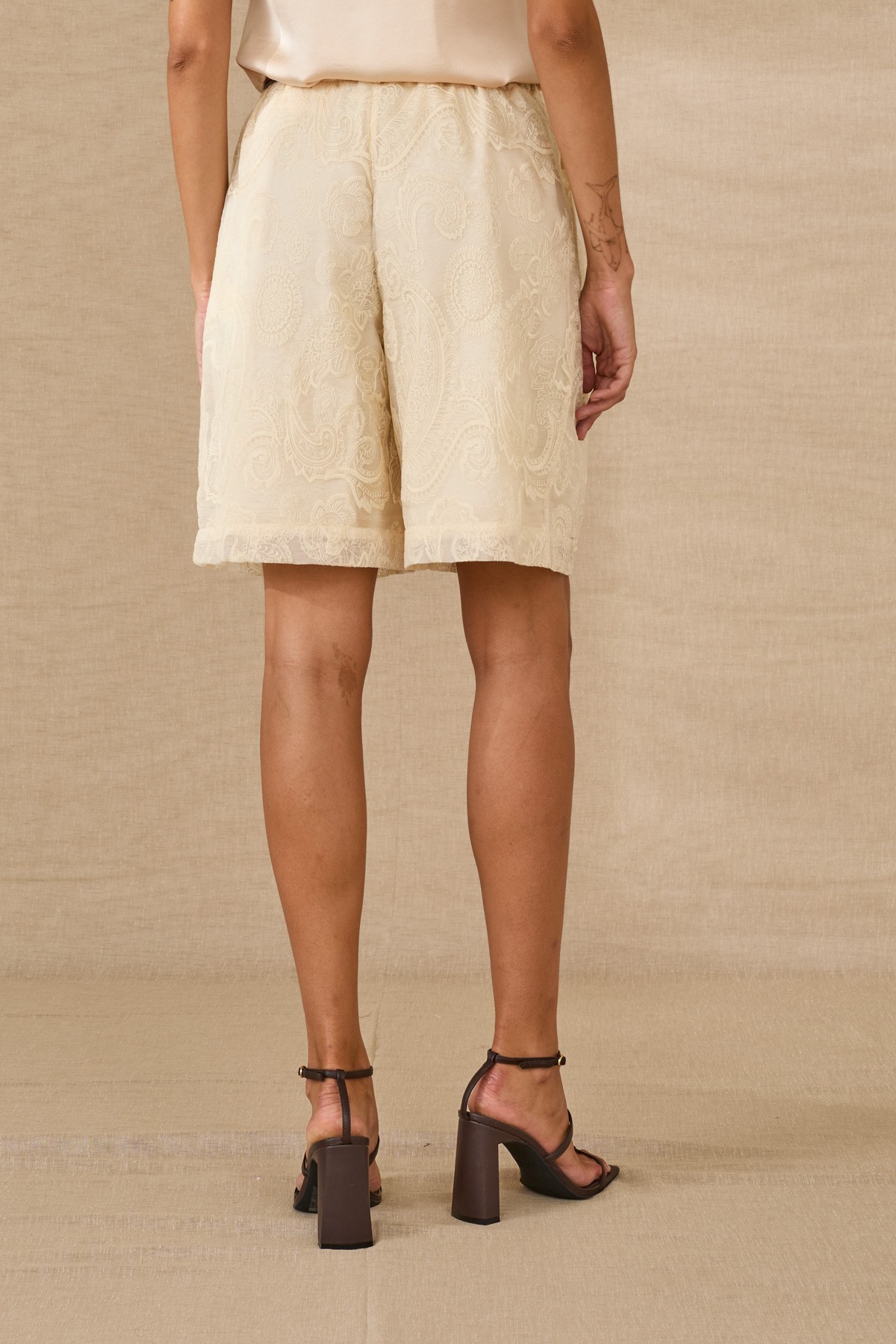 Βερμούδα - σορτς με ανάγλυφα κεντητά μοτίβο. Διαθέτει δερμάτινο κορδόνι ζώνη