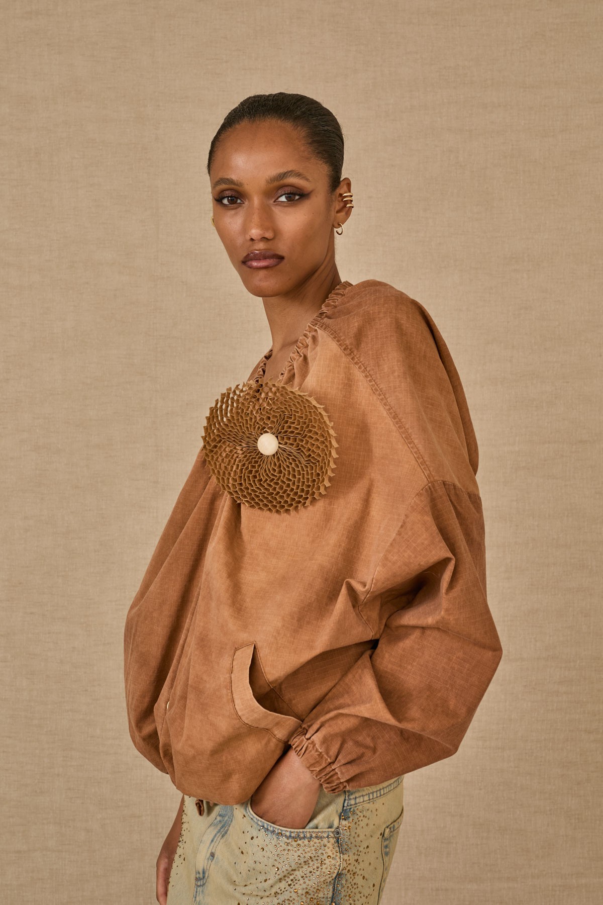 Ελαφρύ πανωφόρι με σουρωτό λαιμό