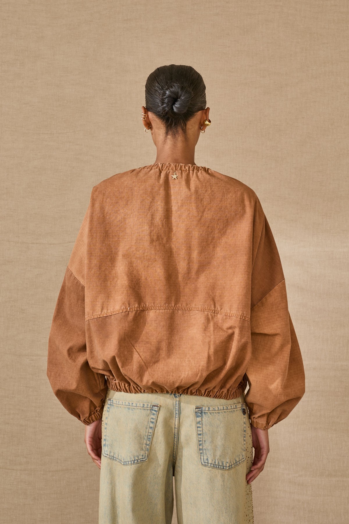 Ελαφρύ πανωφόρι με σουρωτό λαιμό