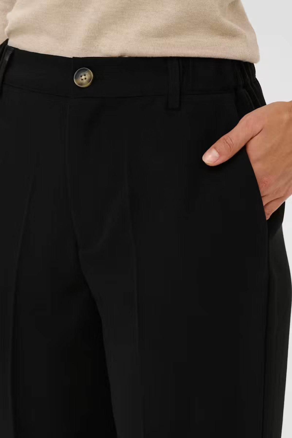 High-Waisted pants  with elastic waist.