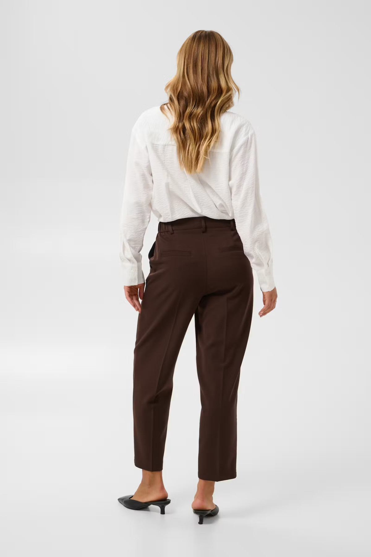 High-Waisted pants  with elastic waist.