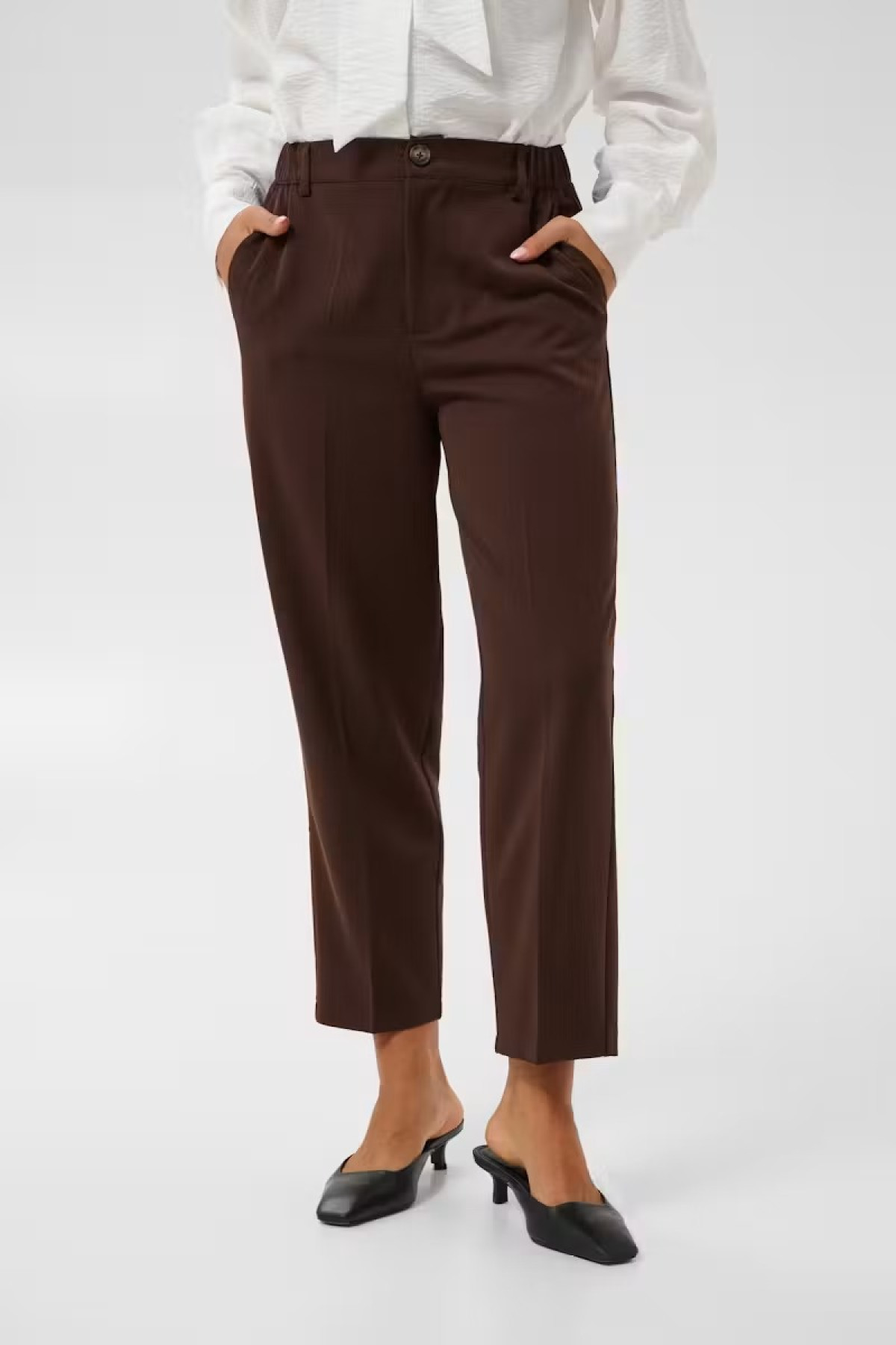 High-Waisted pants  with elastic waist.