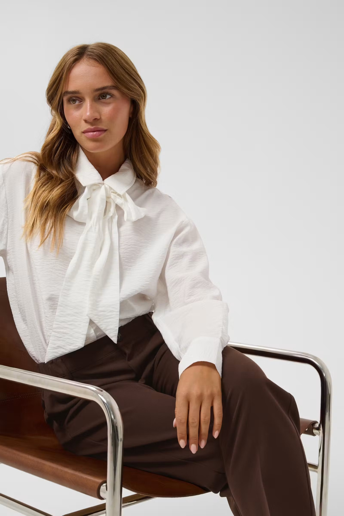 High-Waisted pants  with elastic waist.