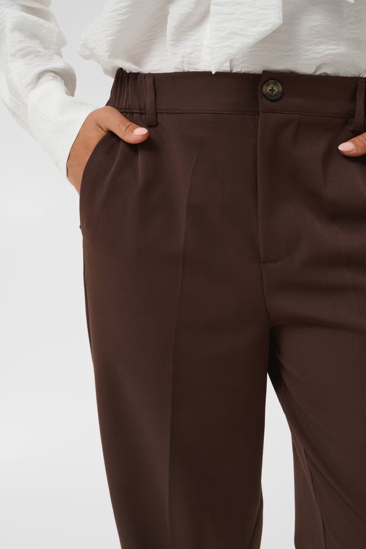 High-Waisted pants  with elastic waist.