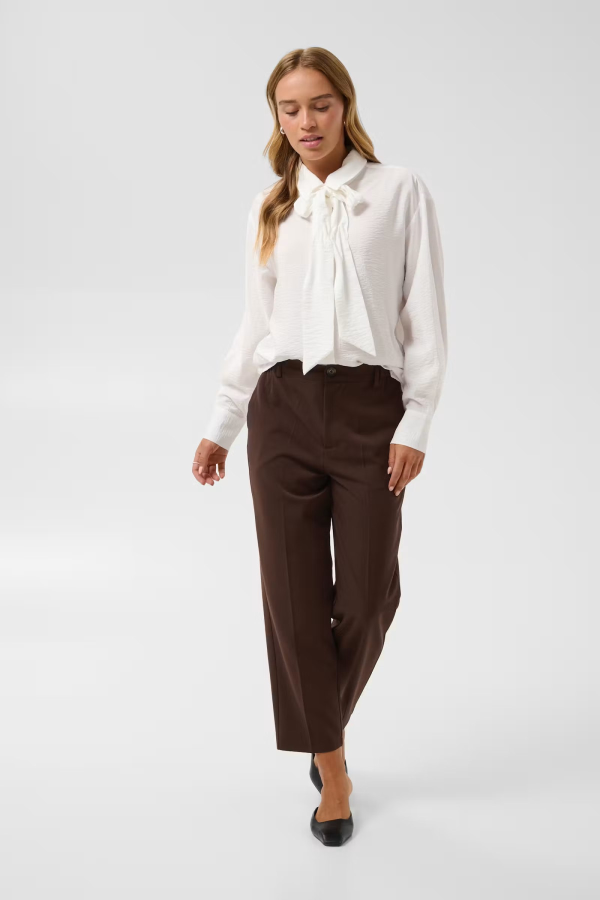 High-Waisted pants  with elastic waist.