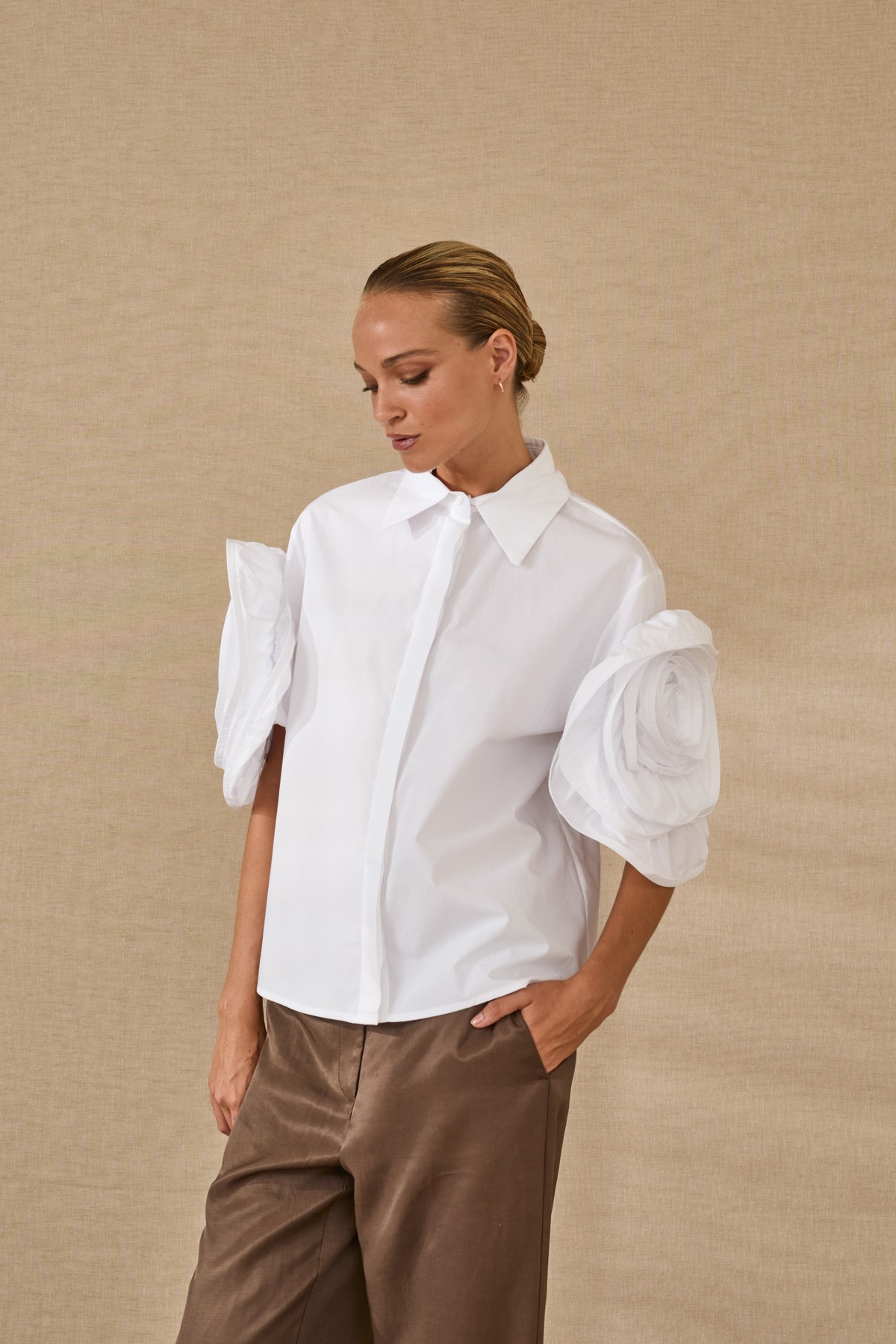 Λευκό κοντομάνικο πουκάμισο με εντυπωσιακά μανίκια.