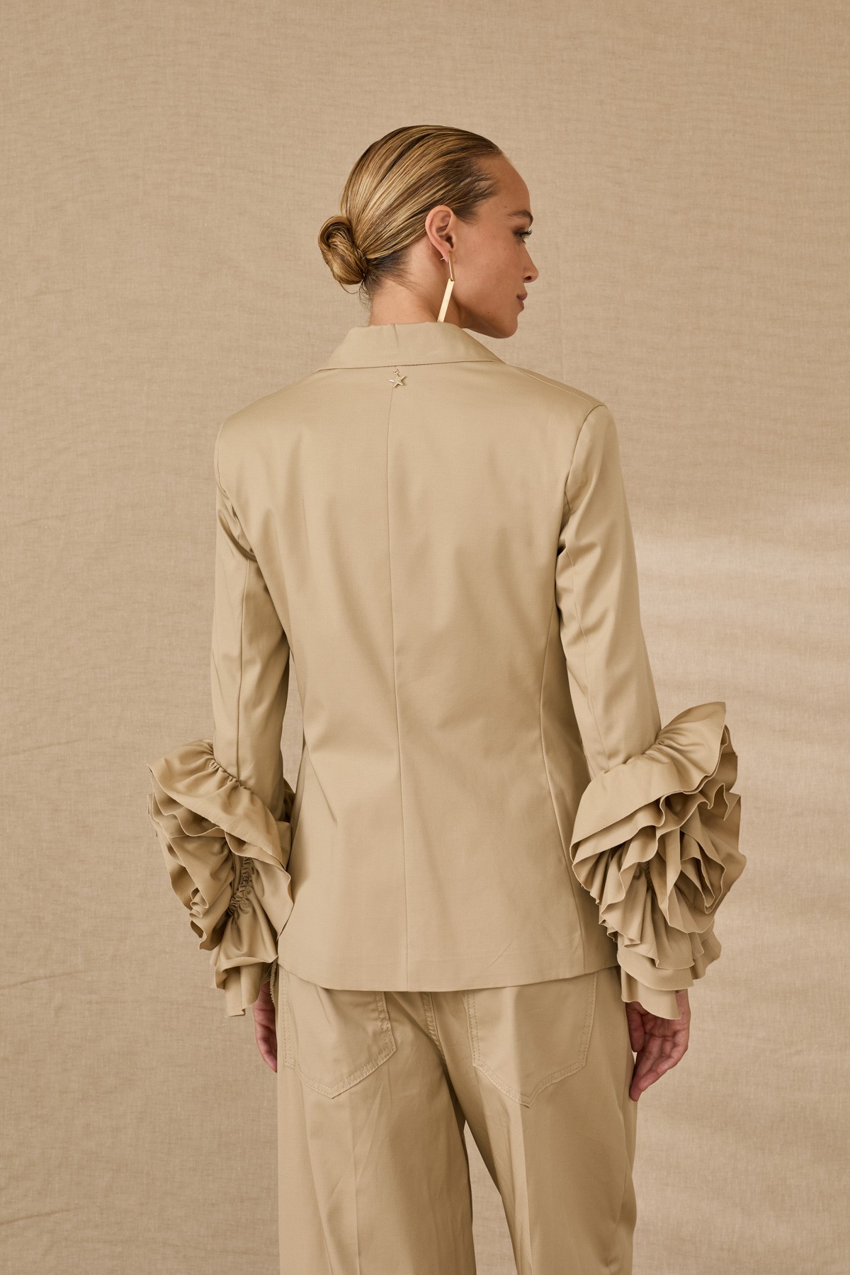 Σακάκι με εντυπωσιακά μανίκια