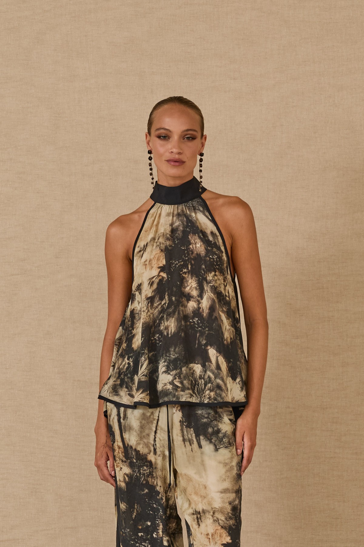 Toπ με jungle print σε γήινες αποχρώσεις, συνδύασε την και με το τοπ από την ίδια συλλογή en