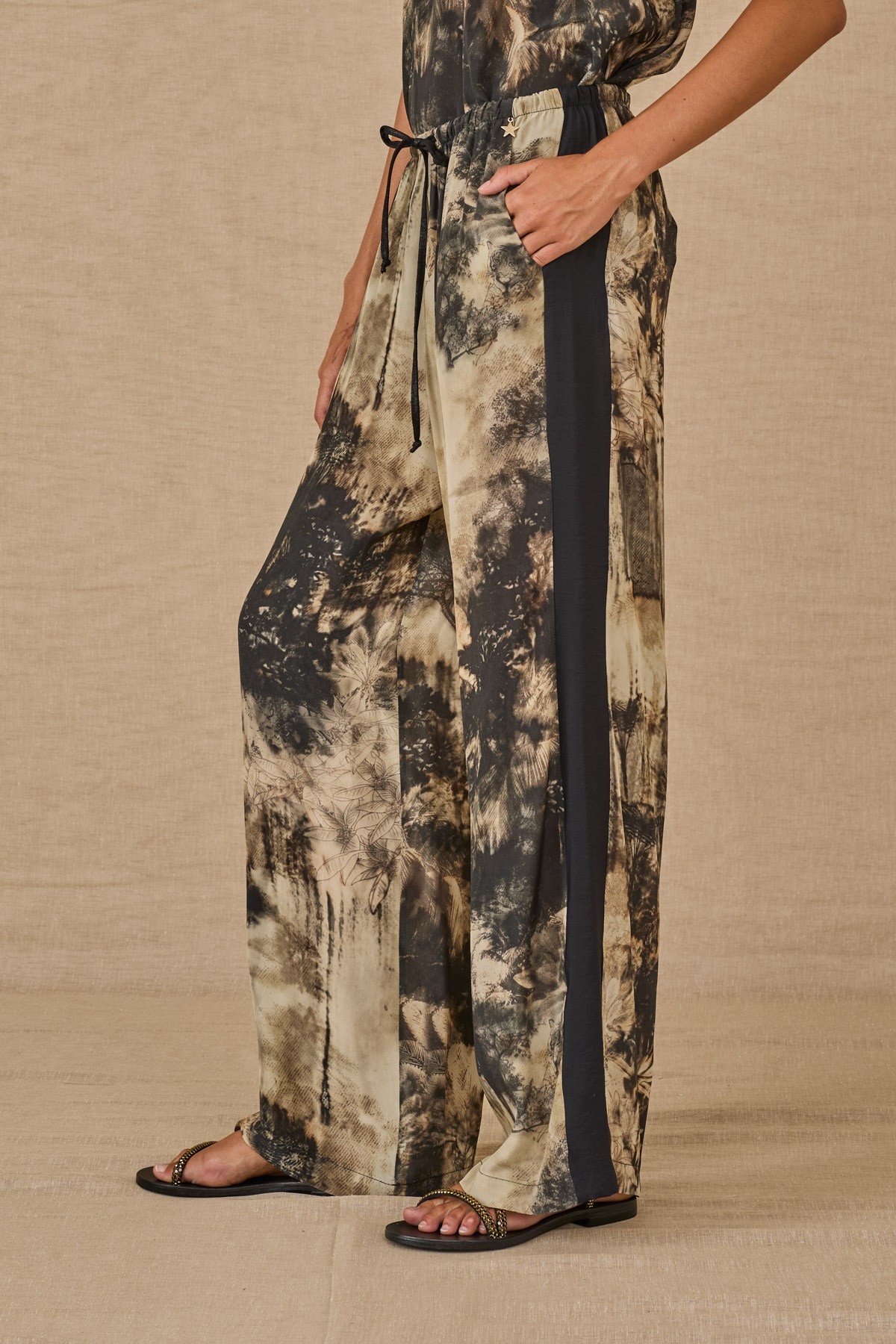 Pants with jungle print. Wear it with the matching top