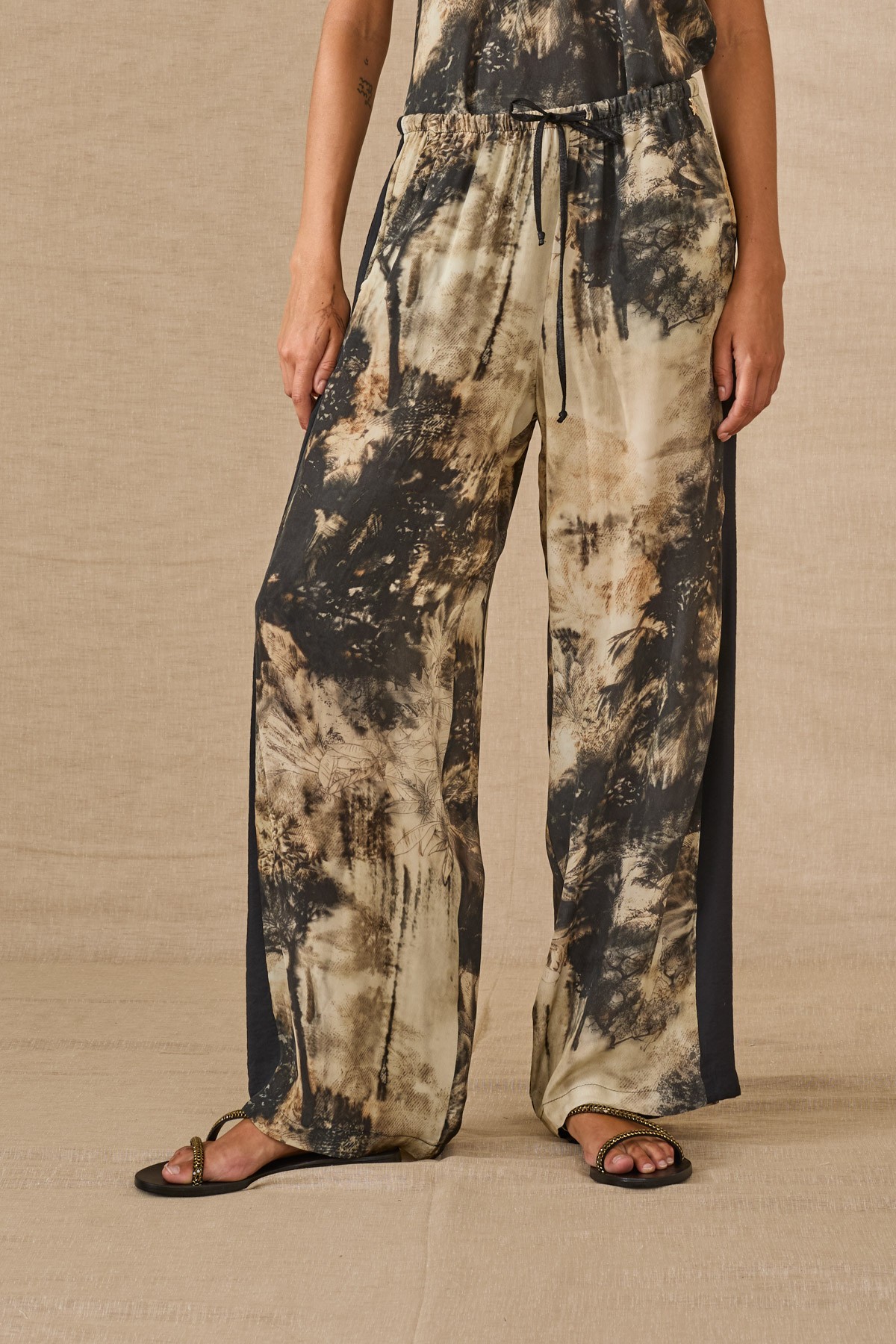 Pants with jungle print. Wear it with the matching top
