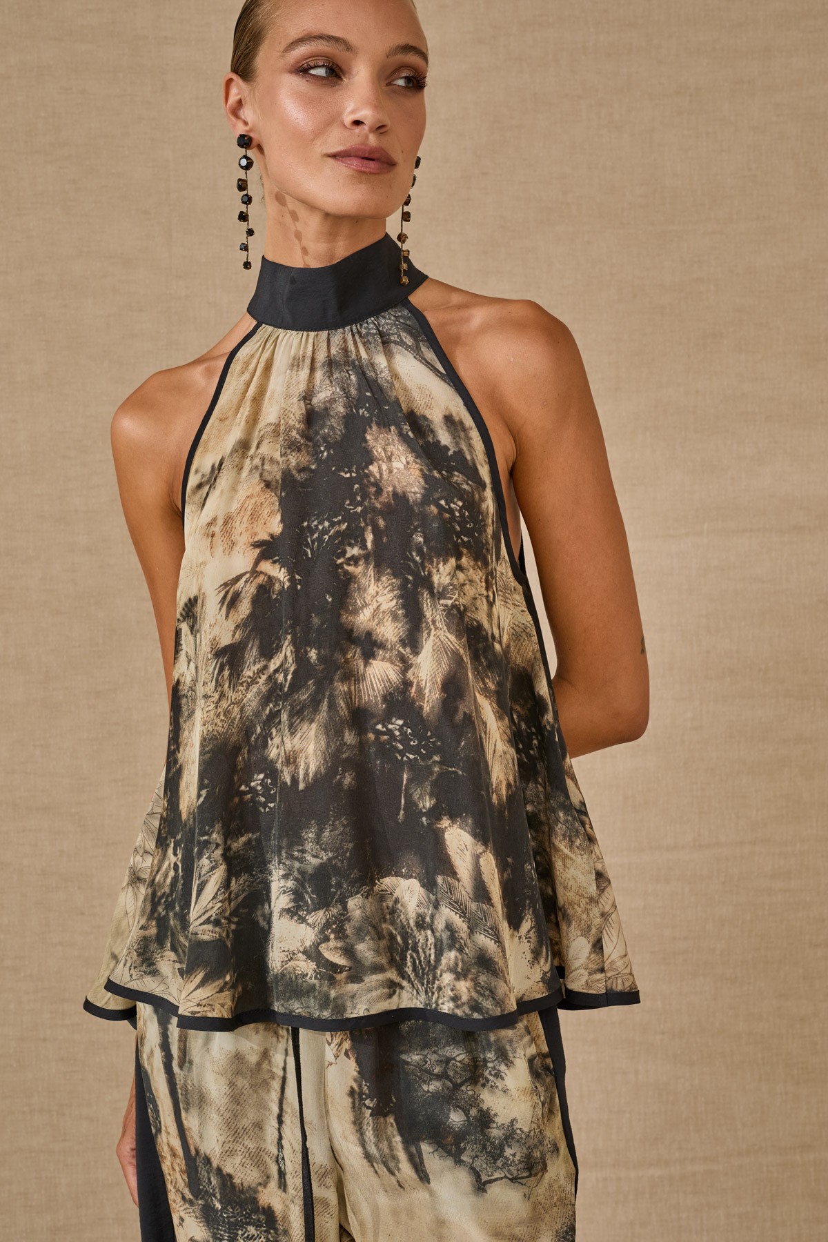 Toπ με jungle print σε γήινες αποχρώσεις, συνδύασε την και με το τοπ από την ίδια συλλογή en