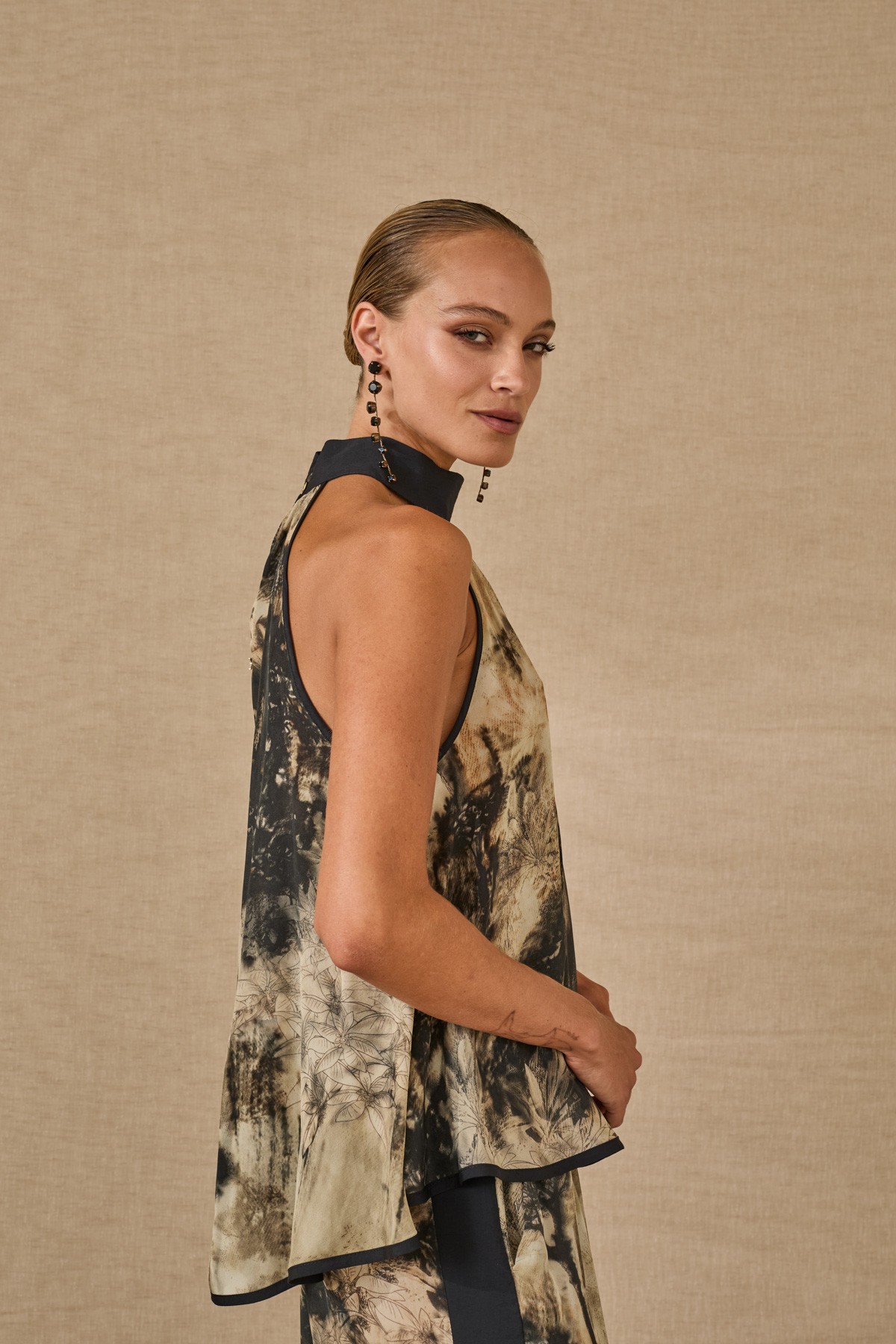 Toπ με jungle print σε γήινες αποχρώσεις, συνδύασε την και με το τοπ από την ίδια συλλογή en