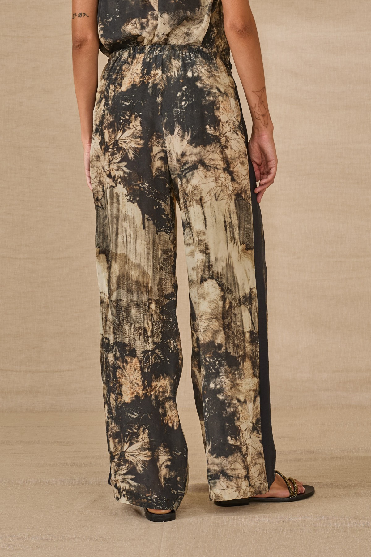 Pants with jungle print. Wear it with the matching top