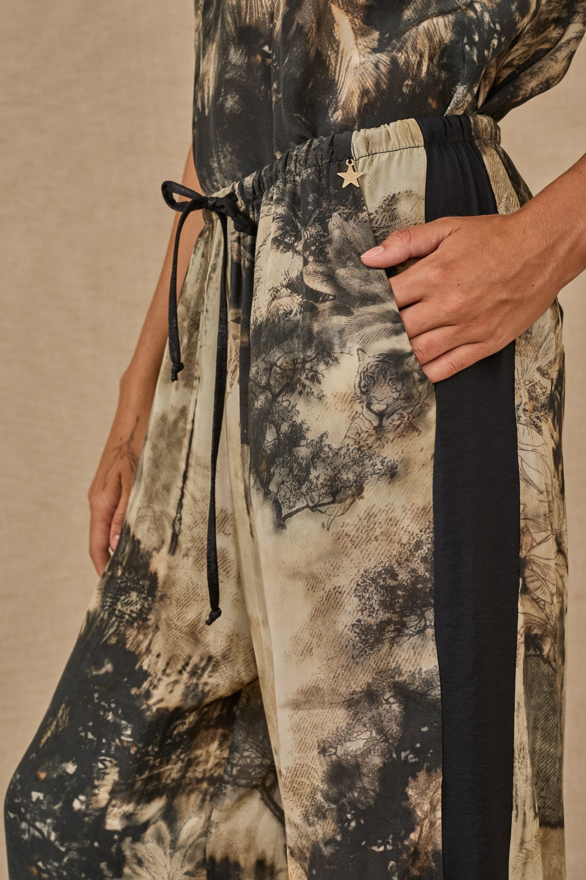 Pants with jungle print. Wear it with the matching top